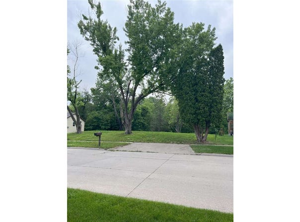 1445 Valley View Dr, Coralville, IA 52241