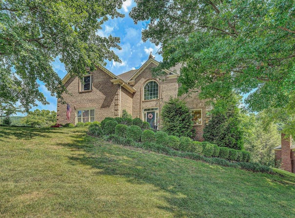 8301 Strathmore LN, Roanoke, VA 24019