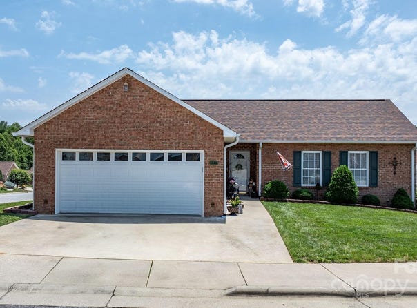 1206 Wexford Village Circle NE, Lenoir, NC 28645