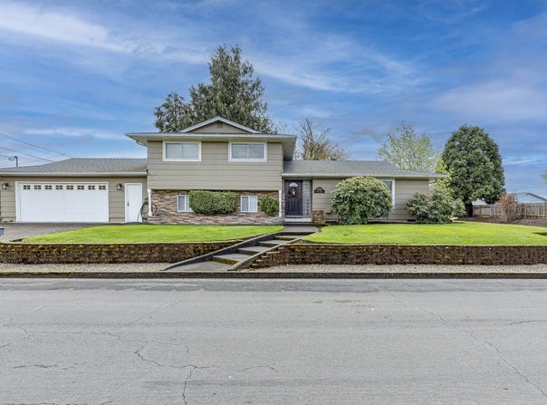 2592 DUMAS DR, Springfield, OR 97477