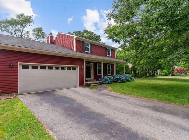 43 Peckham Place, Bristol, RI 02809