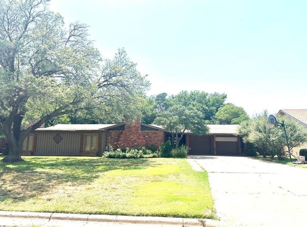 1111 Holliday Drive, Plainview, TX 79072