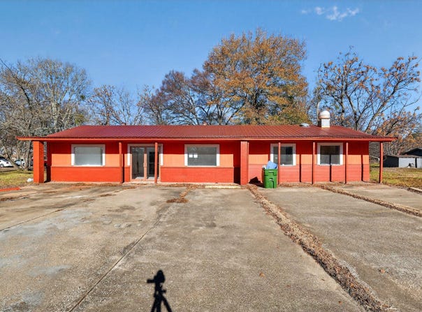 708 W 8th St, Hearne, TX 77859