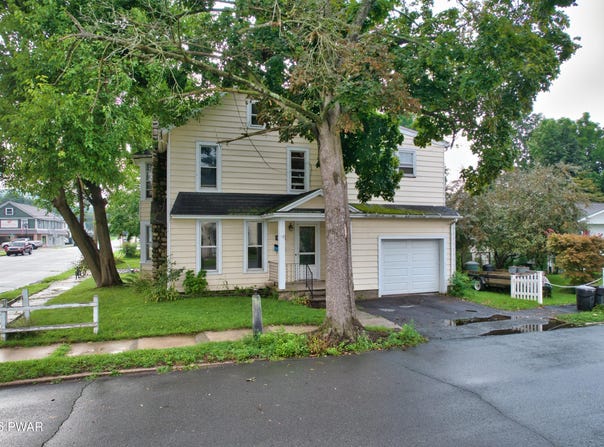 211 Avenue L, Matamoras, PA 18336