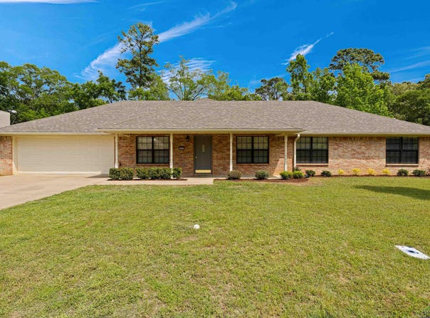 605 Briarwood Dr, Gladewater, TX 75647