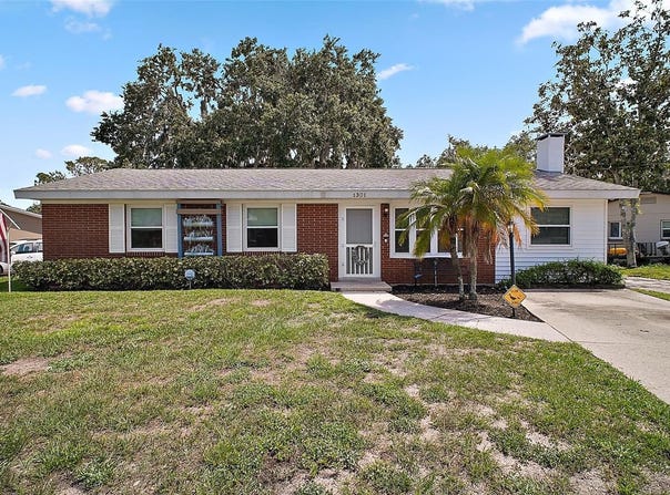 1301 CAMBRIDGE DRIVE, LEESBURG, FL 34748