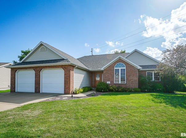 132 HEATHERVIEW Drive, East Peoria, IL 61611