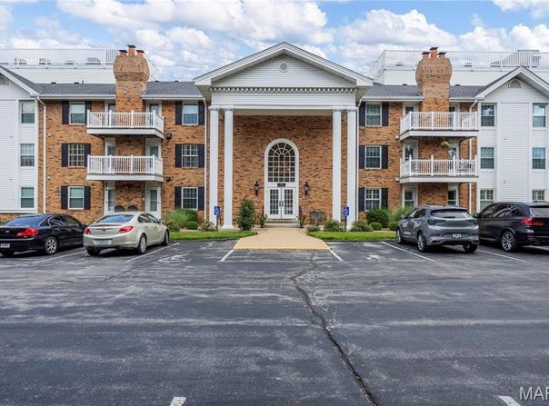 312 Clayton Crossing Drive, Ellisville, MO 63011