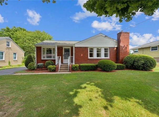 1512 Woodlawn Dr, Latrobe, PA 15650