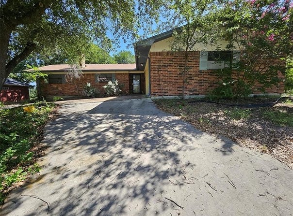 416 Half Moon Way, Runaway Bay, TX 76426