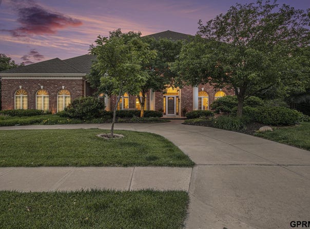 686 N 164th Street, Omaha, NE 68118