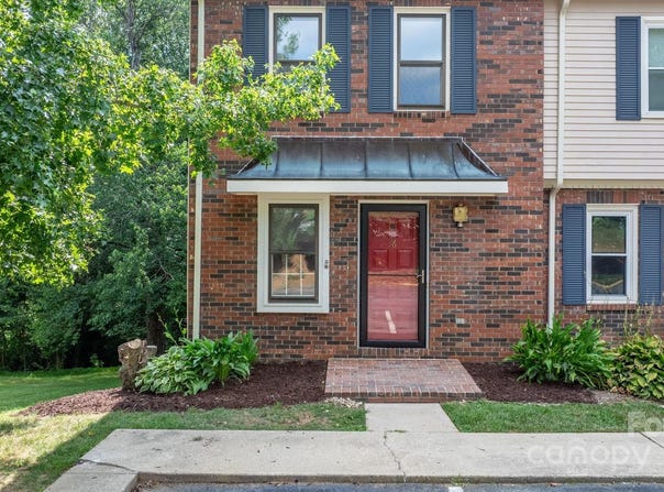2705 N Center Street, Hickory, NC 28601