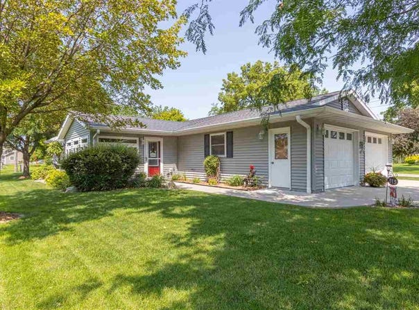 915 N 8th Ave, IA 52353