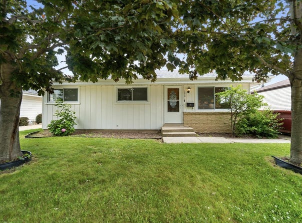 2701 Loraine Ave, Racine, WI 53404