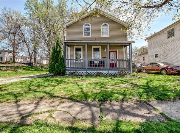 37 S Cedar Street, Geneva, OH 44041
