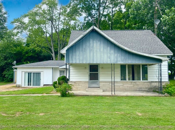225 Pig Tail Alley, Newton, IL 62448