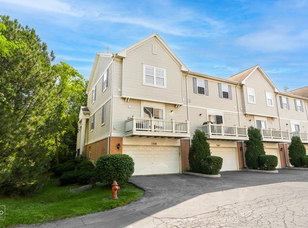 758 Hanbury Drive, Des Plaines, IL 60016