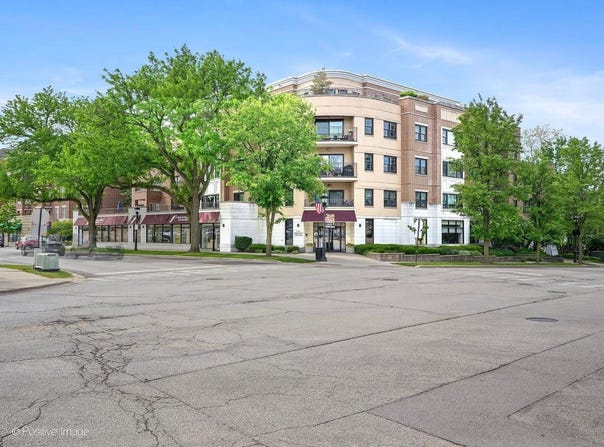 586 Crescent Boulevard, Glen Ellyn, IL 60137