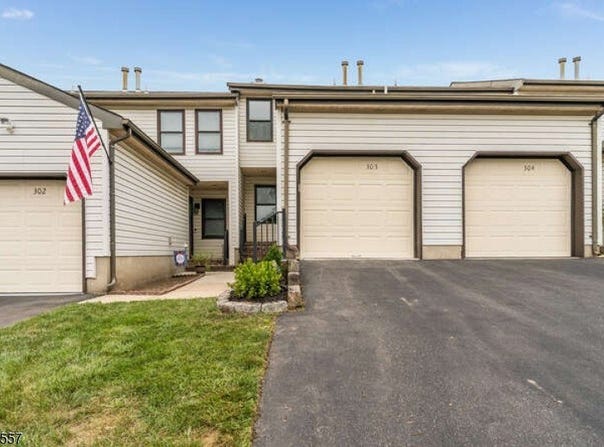 303 Larch Ct, Raritan Twp., NJ 08822-3133