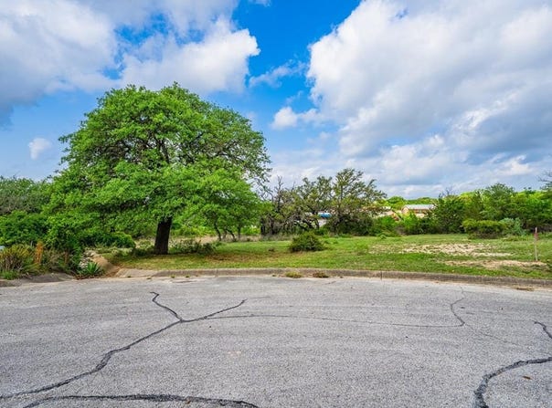 105 Glen Oaks Dr, Kerrville, TX 78028