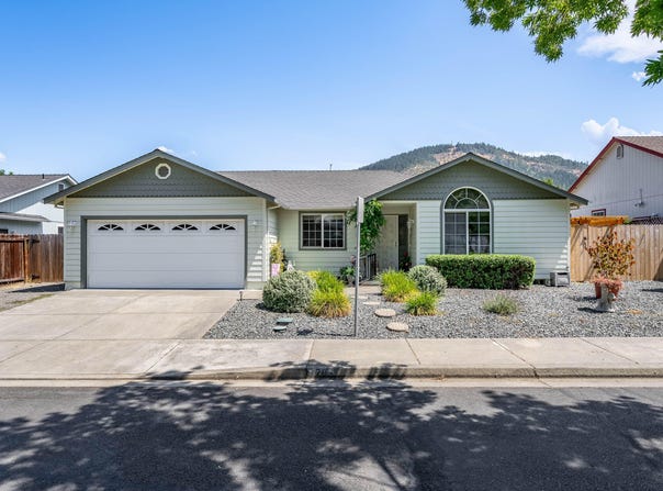 1783 SE Brookhurst Way, Grants Pass, OR 97527