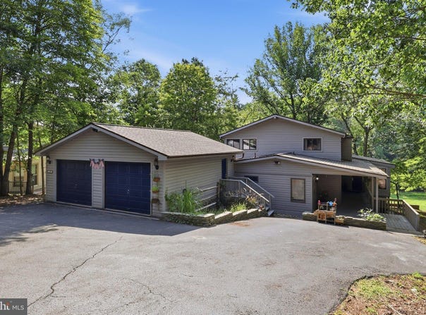 120 TRAILBLAZER Lane, HEDGESVILLE, WV 25427