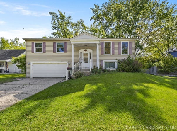 212 S River Road, Naperville, IL 60540