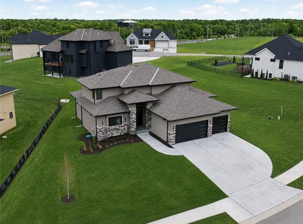 2531 NE Woodland Oak Circle, Lee's Summit, MO 64086