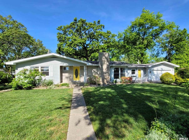 219 Oak Tree Avenue, Salem, IL 62881