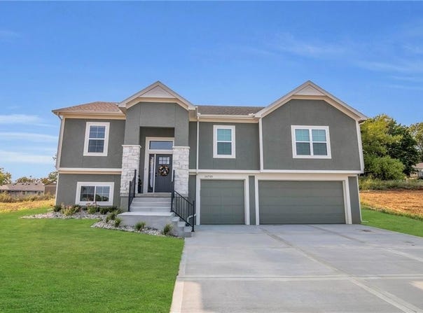 16740 N Dundee Road, Smithville, MO 64089