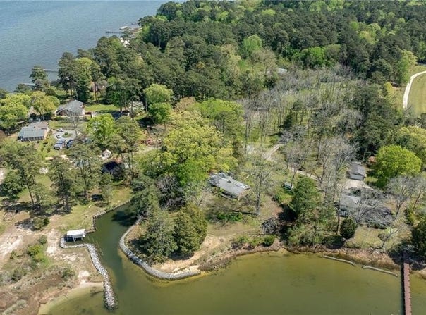 5556 Roanes Wharf Road, Gloucester, VA 23061