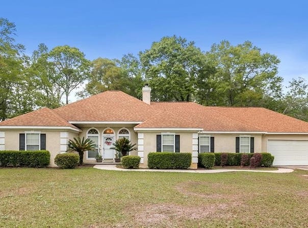 208 Willow Oaks Drive, Headland, AL 36345