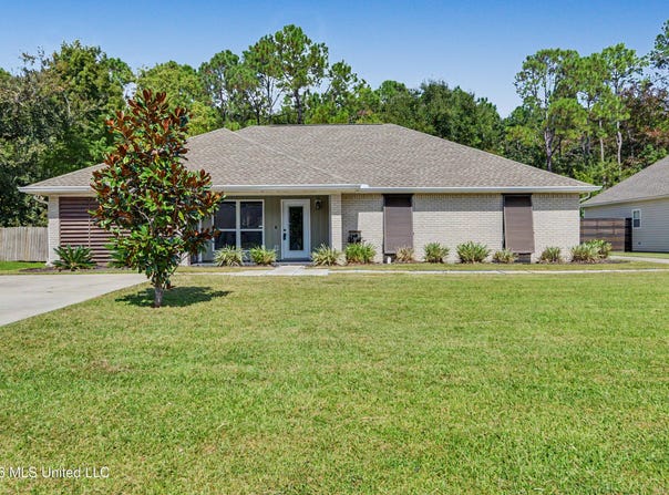 217 Henley Place, Bay Saint Louis, MS 39520