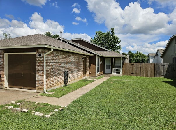 805 Lexington Rd, Elgin, TX 78621