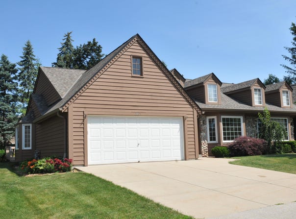 3817 S Oakbrook Dr, Greenfield, WI 53228