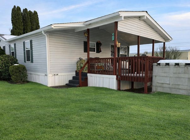 2 LOG Lane, EAST EARL, PA 17519