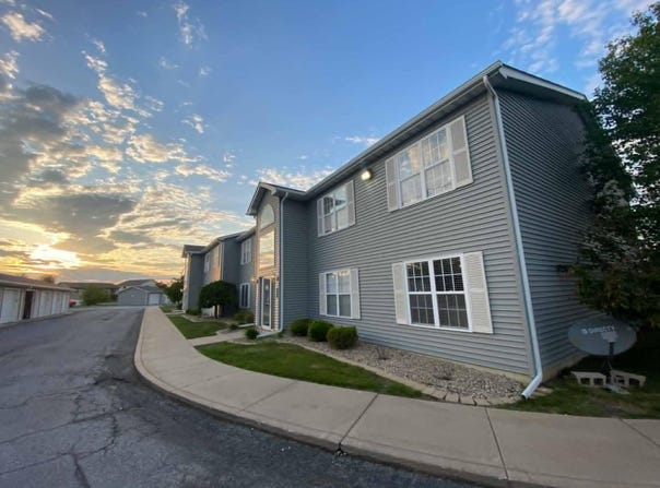8251 Lincoln Circle, Merrillville, IN 46410