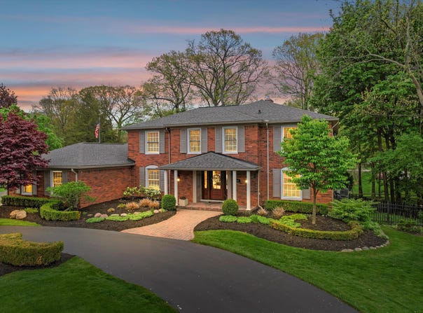 2595 Fox Chase Drive, Troy, MI 48098