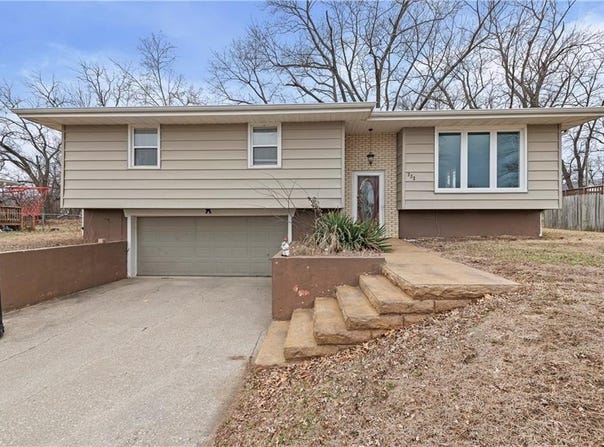 332 Matthews Lane, Gower, MO 64454