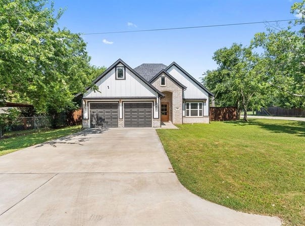 300 College Street, Joshua, TX 76058