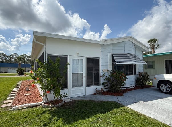 1013  Rainbow Circle, Eustis, FL 32726