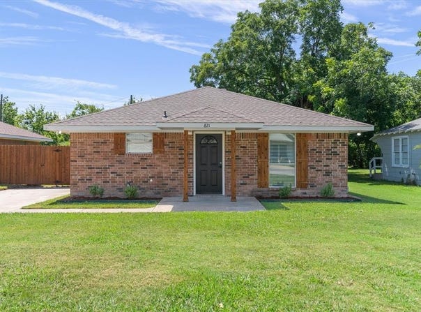 821 Gibbard Avenue, Wills Point, TX 75169