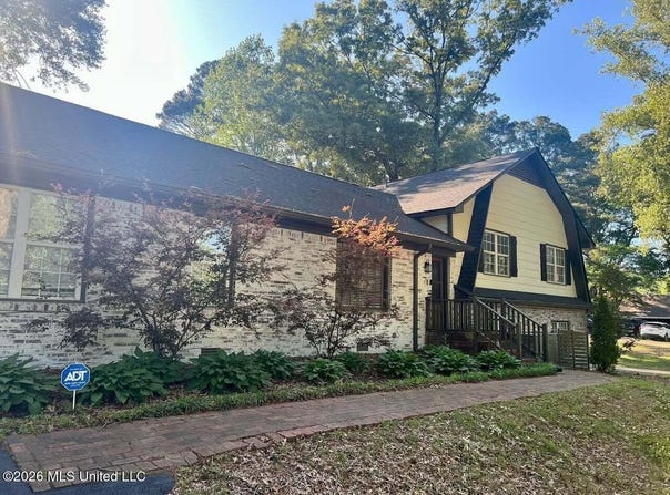 696 Country Club Drive, Senatobia, MS 38668