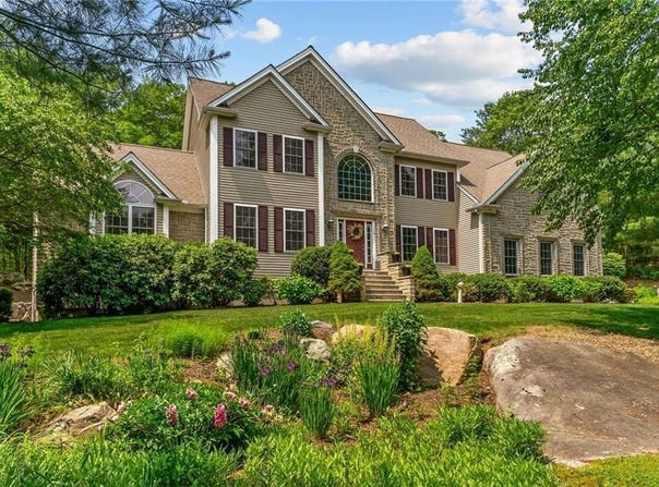 16 Leonard Drive, North Smithfield, RI 02896