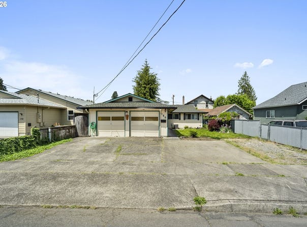 160 W BERKELEY St, Gladstone, OR 97027