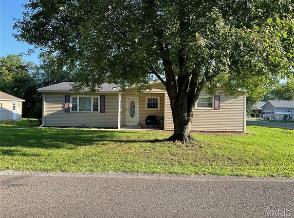 230 W Lafayette Street, Staunton, IL 62088