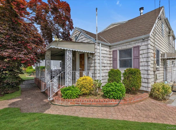 20 Francine Drive N, Massapequa, NY 11758