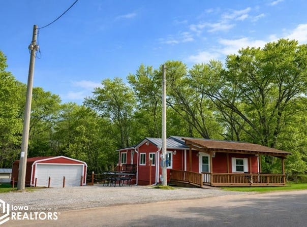 1410 E Ridge Drive, Brooklyn, IA 52211