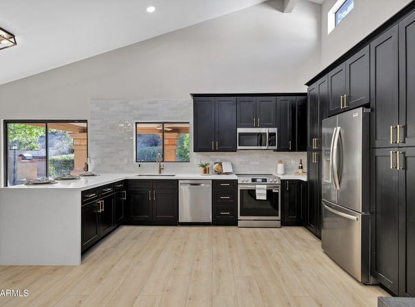 11052 N 10TH Place, Phoenix, AZ 85020