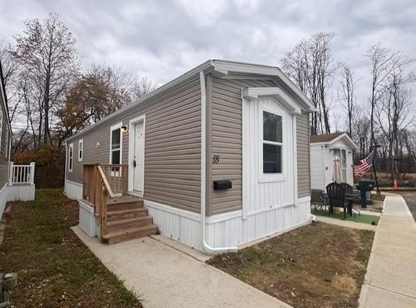 18 John St, Hazlet, NJ 07734